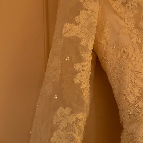 Ivory wedding gown. Size 6 - Picture 11 of 13